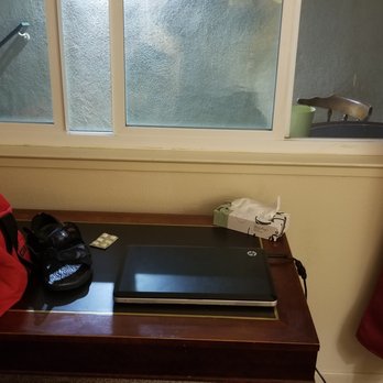 Rio Sands Lodge - Plugs, wifi, and a table for busines. - Hotels Near Me - Rio Vista, California