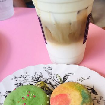 Elevenses - Peaches Cloud latte and two macarons - Bakeries Near Me - Tampa Bay, Florida