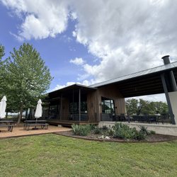 Alexander Vineyards - Outdoor patio area.