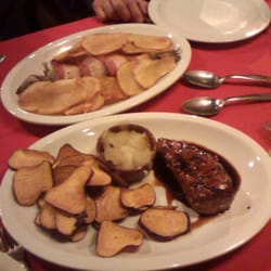 El Rescoldo - Al fondo la trucha encarnizada con papas. Adelante solomillo de cerdo con batatas y puré de manzana. Muy rico!