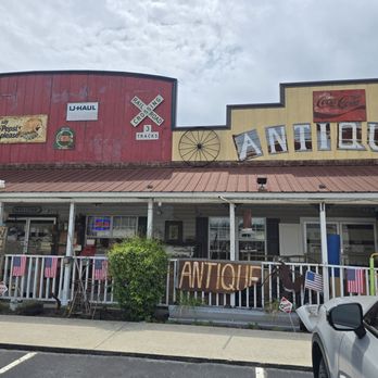 Mountain Antiques Alto - Store front. I saw a sign from the road, and that's how I found it. - Antiques Near Me - Alto, Georgia