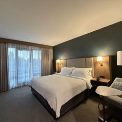 Holiday Inn & Suites - Bedroom