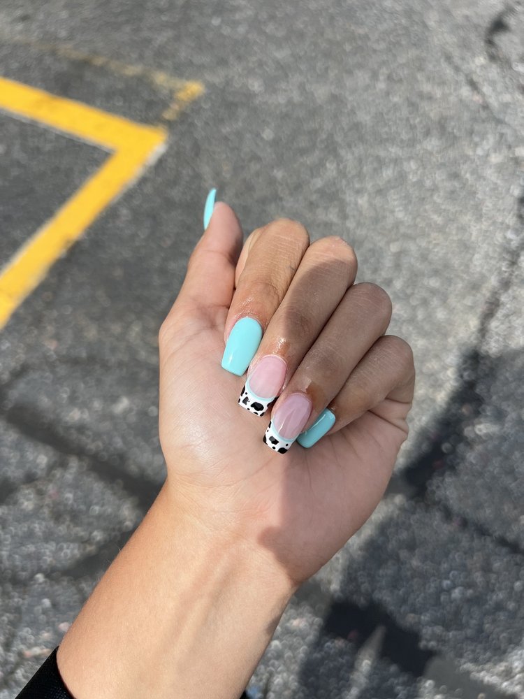 Dolce Nails & Spa Logo