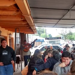 Club del Este - Mini concierto de artista callejero...