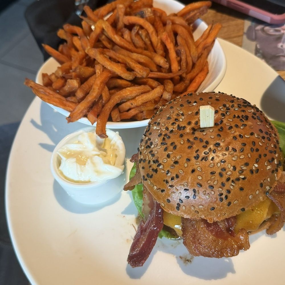 Yard House - Hamburger and Sweet Potato Fries - New American Near Me - Orlando, Florida Yard House - Hamburger and Sweet Potato Fries - New American Near Me - Orlando, Florida