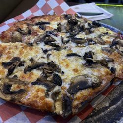 Alumni - Mushroom garlic pizza