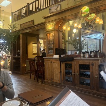 Linn's Restaurant - Pleasant interior. - American Near Me - Cambria, California