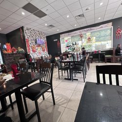 Pho Hong Chau - Interior photo of dining area