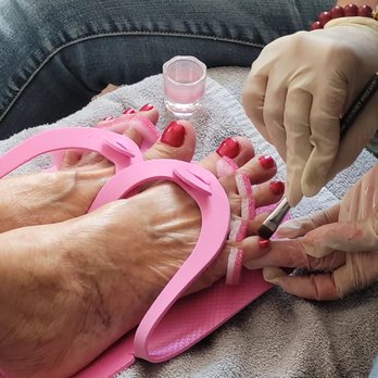 Instant Mobile Nails - She chose red! - Nail Technicians Near Me