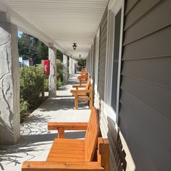 Mackinac Lake Trail Motel - Porch area