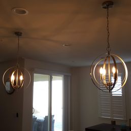 2 Pendant Lights