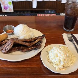 Short rib plate with macaroni salad, steamed rice, and lumpia. I feel like I'm in the islands. Aloha!