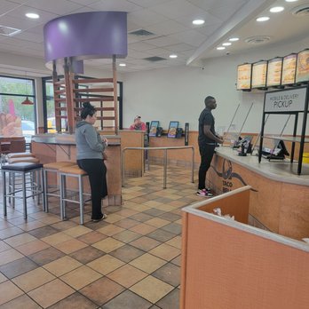 Taco Bell - 3 customers, 30 minute wait. The gentleman at the register is getting a refund currently. - Fast Food Near Me - Charleston, South Carolina Taco Bell - 3 customers, 30 minute wait. The gentleman at the register is getting a refund currently. - Fast Food Near Me - Charleston, South Carolina