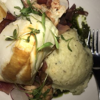 Earls Kitchen + Bar - Cocktail Bars Near Me - Plano, Texas