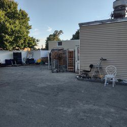 Giuliano's bakery - Bread and trash storage