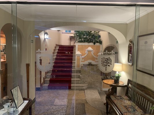 Lawrence's Hotel by null
