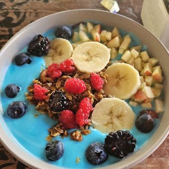 Chaman Creative Kitchen - Blue acai bowl - Bars Near Me - Sayulita, NAY