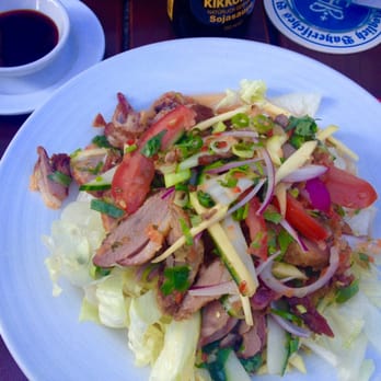 Thai Thuna - Yam Ped, Entenbrust mit Mango, roten Zwiebeln, Frühlingszwiebel und Chili-Vinaigrette - Thai Near Me - Taufkirchen, BY Thai Thuna - Yam Ped, Entenbrust mit Mango, roten Zwiebeln, Frühlingszwiebel und Chili-Vinaigrette - Thai Near Me - Taufkirchen, BY
