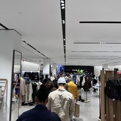 Zara - Zara waiting line