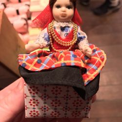 Silva & Feijóo - €8,50 doll with small box of soap under her
