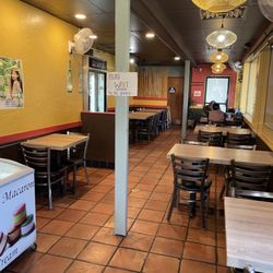 Vons Chicken - Dining room