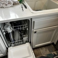 Oregon Beach Vacations - Dishes left from previous guest.