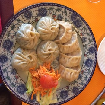 Tibétain Lung Ta - The round dumplings are vegetarian (spinach, carrots, and cheese); the crescent-shaped are meatball dumplings. - Himalayan/Nepalese Near Me - Lourdes, 65