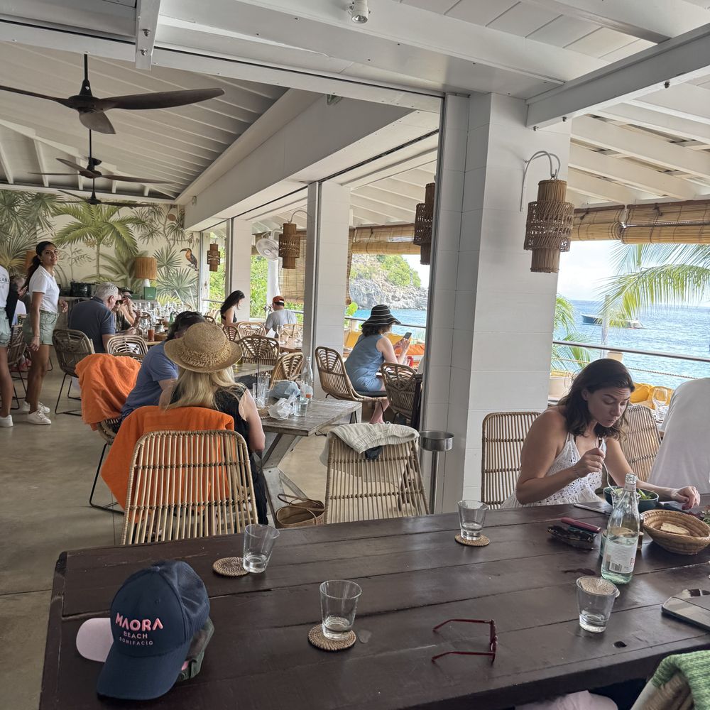 Restaurant Shellona Beach - Dining Room - Greek Near Me - Pismo Beach, California