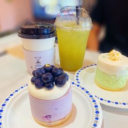 Cafe Bono - Blueberry yogurt cake & pistachio cheesecake