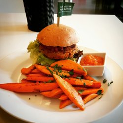 Green Lion - Quinoa Burger mit Suesskartoffelpommes