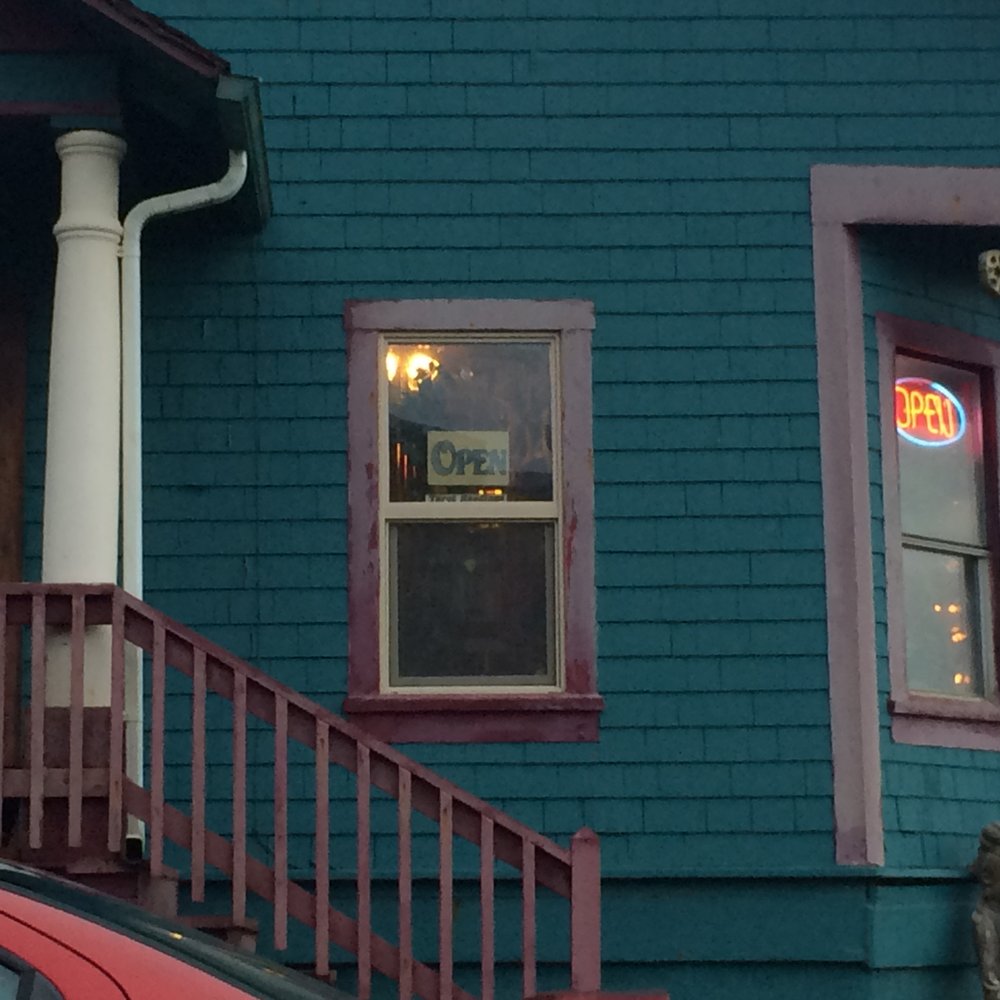 Key Books - hidden in the Nye beach area on NW 2nd -- - Bookstores Near Me - Newport, Oregon