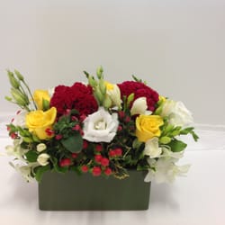 Pretty Petals - A tradition Christmas colour table center. call us on(08)82727778 or visit our website for more styles and ideas, www.prettypetals.com.au