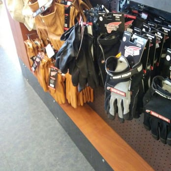 Red Wing - Shoe Stores Near Me - Newington, Connecticut