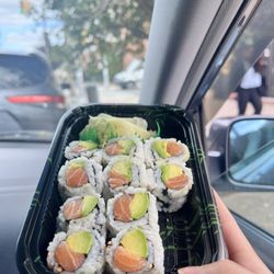 Omiya Sushi - Salmon Avocado Roll