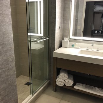 JB Duke Hotel - Large clean bathroom - Hotels Near Me - Durham, North Carolina