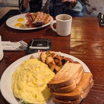 Alice's Restaurant - Ducati and Alice Breakfast - Diners Near Me - Woodside, California Alice's Restaurant - Ducati and Alice Breakfast - Diners Near Me - Woodside, California