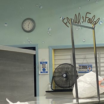 Clean Bubbles Laundromat - Barely after 6..: no one here to help. - Laundromat Near Me - South Pasadena, California