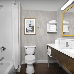 Hampton Inn & Suites Greenville/Spartanburg I-85 - Guest room bath