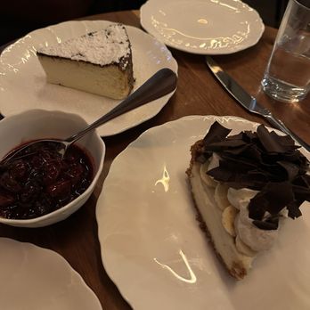 Alobar Yorkville - Cheesecake and banana pie - Bars Near Me - Toronto, Ontario