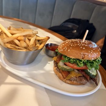 Cactus Club Cafe - Bacon cheddar burger - New American Near Me - Miami, Florida