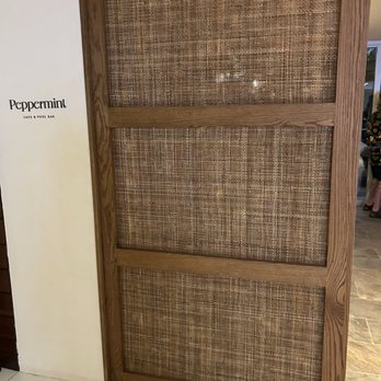 Peppermint Cafe & Pool Bar - Cocktail Bars Near Me - Honolulu, Hawaii