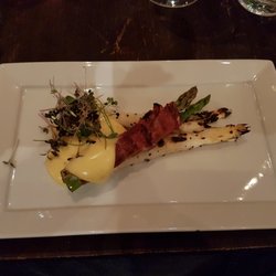 Grillet aparges med skinke (smagte meget røget) omkring de grønne