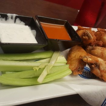Dave & Buster's Ala Moana - Buffalo wings, sauce on the side - Arcades Near Me - Honolulu, Hawaii