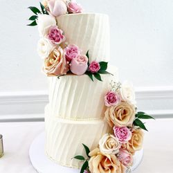 Lilly's Munchies - Wedding Cake