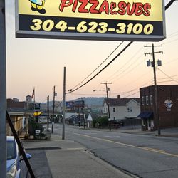 Chunki's Pizza - Exterior Sign
