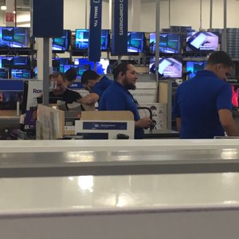 Best Buy Doral - The con-artist himself.  Socializing, not working. - Electronics Near Me - Miami, Florida