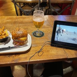 BlackDog Cantina - Atomic Burger údajně 200g masa naprosto neslané hranolky placené zvlášť volba sládků( nespecifikováno z neznalosti číšníka).