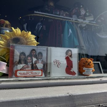 Rudy’s Vintage Thrift - window displays - Thrift Stores Near Me - Laguna Beach, California Rudy’s Vintage Thrift - window displays - Thrift Stores Near Me - Laguna Beach, California
