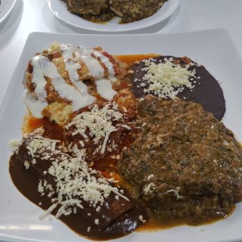 Café Corta'o - Over easy eggs on toast w/ mushroom cream sauce, mole enchilada, chorizo sope, chilaqillas and refried beans. - Cafeteria Near Me - San Luis Potosí, SLP Café Corta'o - Over easy eggs on toast w/ mushroom cream sauce, mole enchilada, chorizo sope, chilaqillas and refried beans. - Cafeteria Near Me - San Luis Potosí, SLP