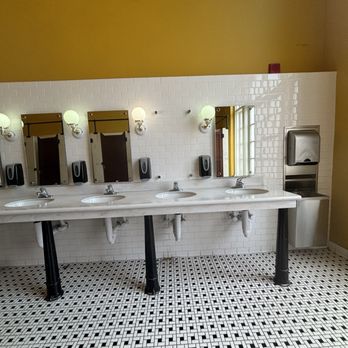 Nic & Norman's - Women's bathroom - American Near Me - Chattanooga, Tennessee